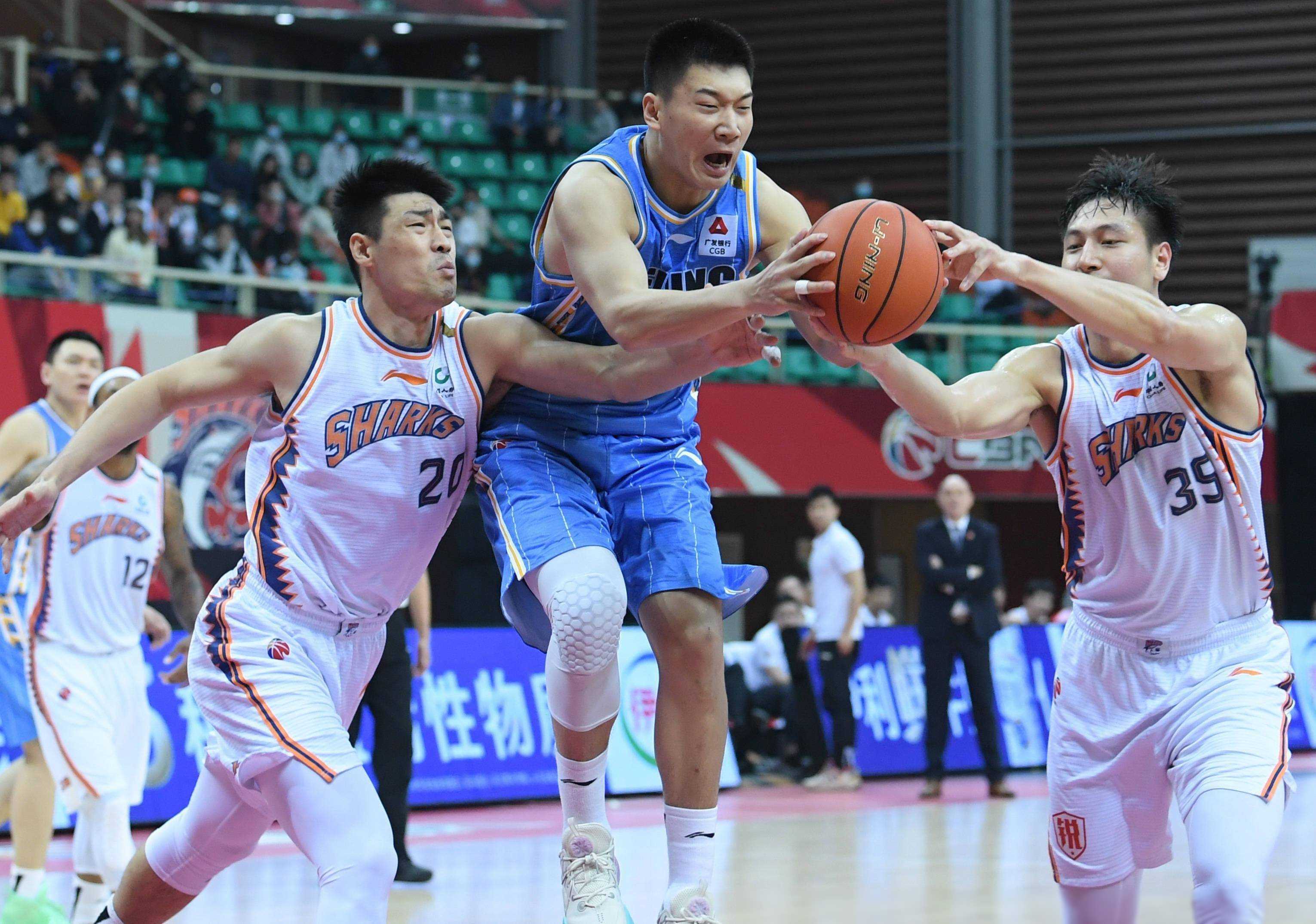 里程碑夜！成都蓉城调整名单；CBA常规赛窗口期刷纪录；引发热议；临场指挥获称赞