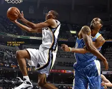 孟菲斯灰熊发布备战花絮，今晚完成体检，CBA常规赛任务艰巨，更衣室氛围转暖